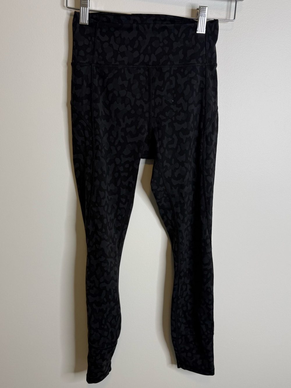 Lululemon In Movement Tight 25" *Everlux Formation Camo Deep Coal size 4